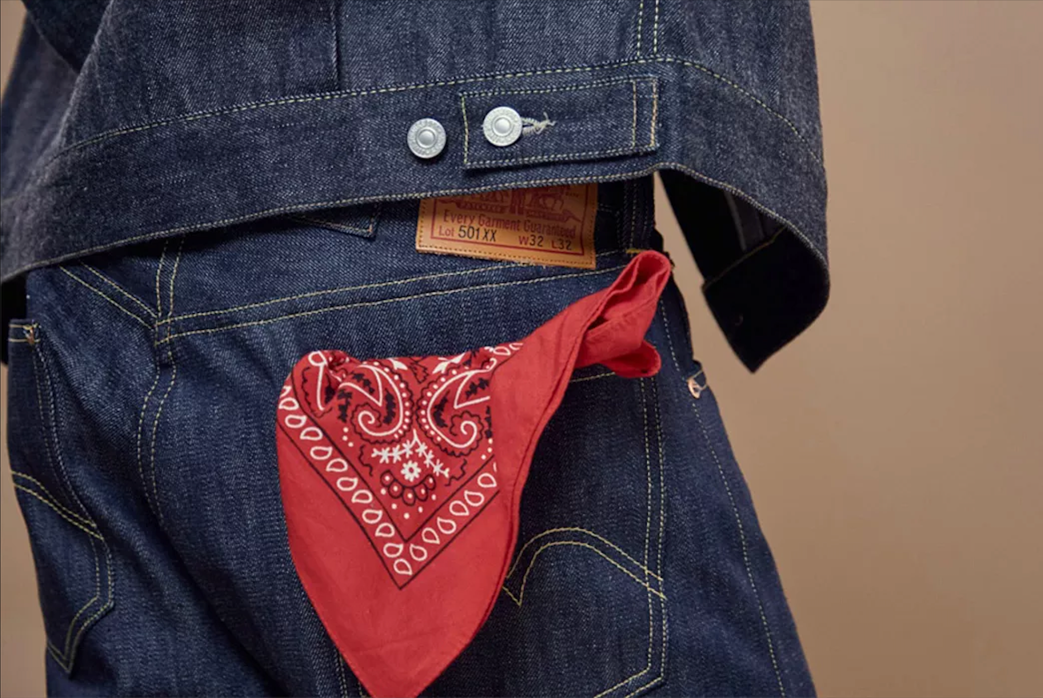 Как завязывать бандану на джинсах. Бандана на джинсах мужчине. Бандана на джинсах мужчине. Повязать бандану на джинсы. Джинсы и платье сверху.